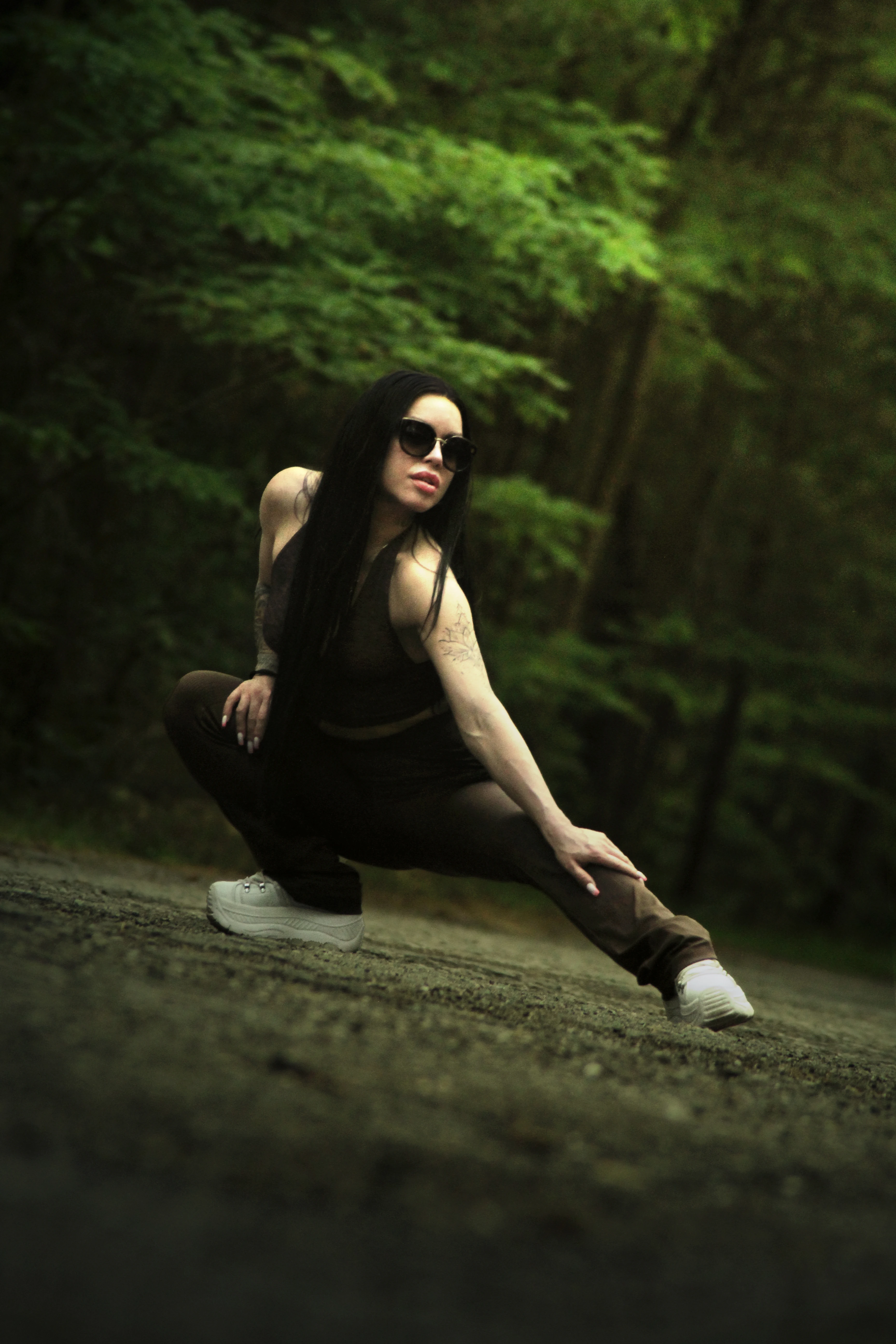 Kobieta pozująca w lesie podczas sesji zdjęciowej w naturalnym otoczeniu